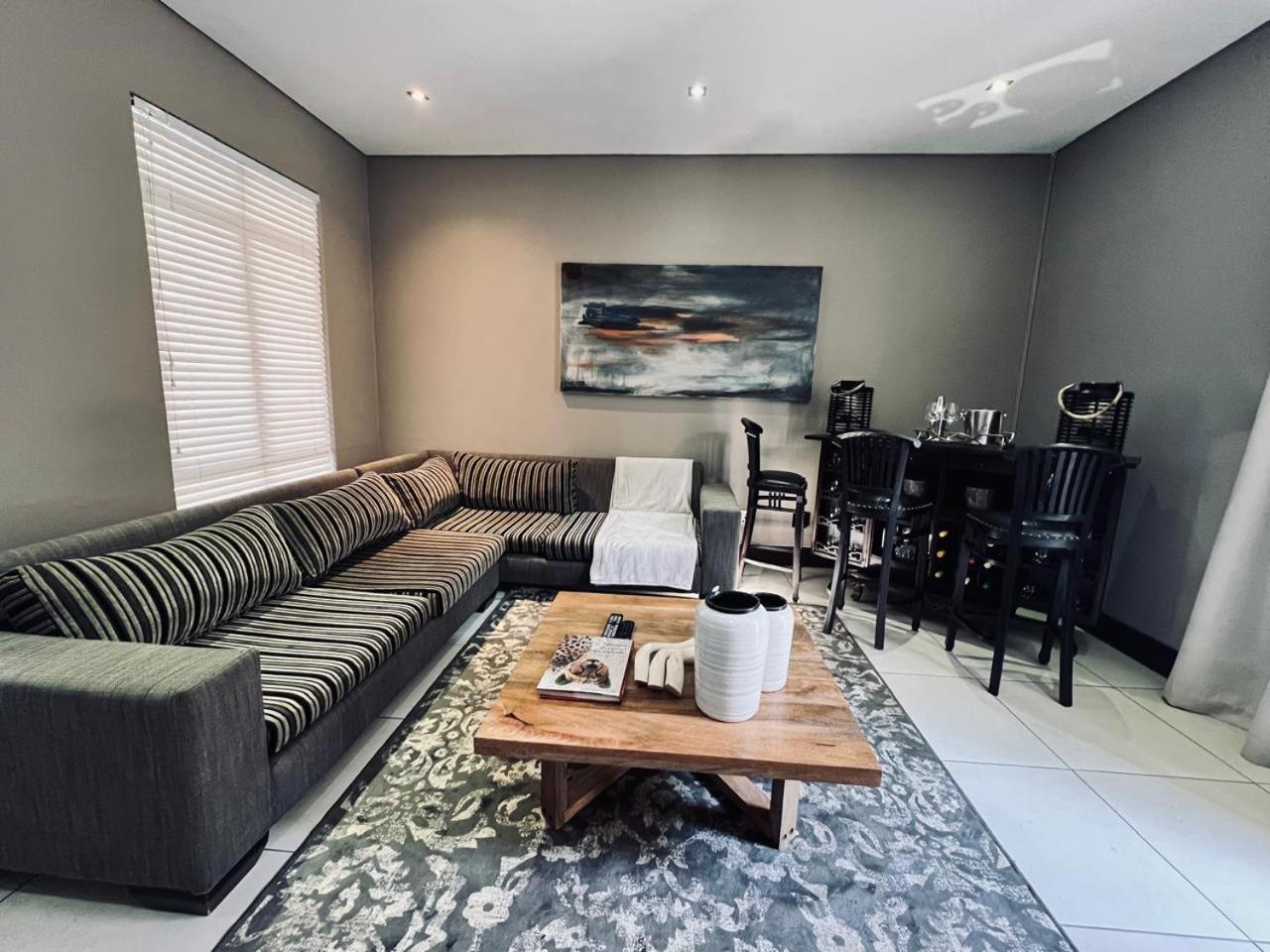 Tredenham Boutique Hotel Блумфонтейн Екстер'єр фото A living room in a house in South Africa